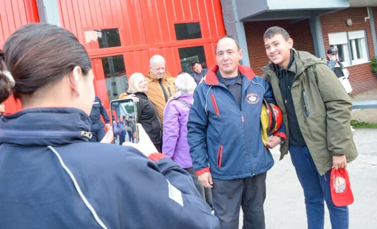 Juan de Jesús visitó el Cuartel de Bomberos de Mar de Ajó para saludarlos en su día
