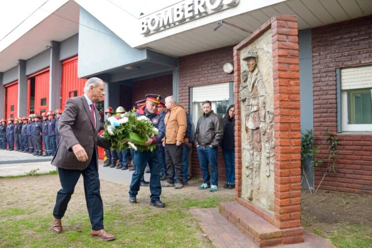Juan de Jesús visitó el Cuartel de Bomberos de Mar de Ajó para saludarlos en su día