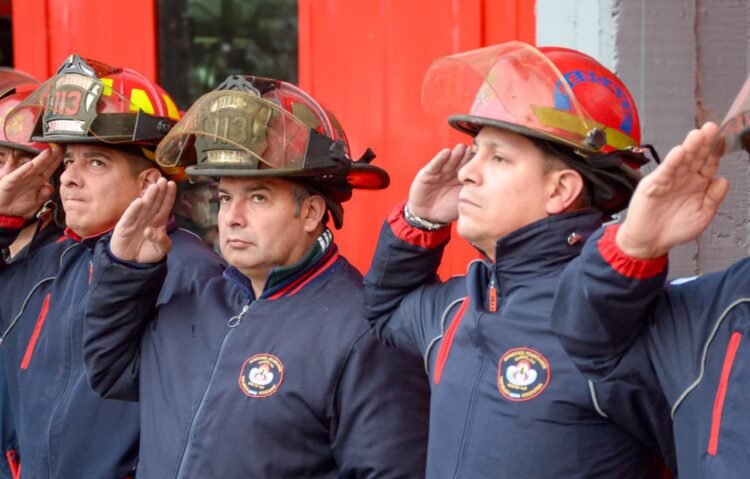 Juan de Jesús visitó el Cuartel de Bomberos de Mar de Ajó para saludarlos en su día