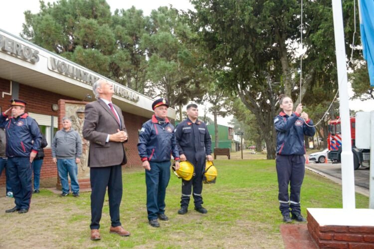 Juan de Jesús visitó el Cuartel de Bomberos de Mar de Ajó para saludarlos en su día