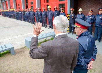 Juan de Jesús visitó el Cuartel de Bomberos de Mar de Ajó para saludarlos en su día