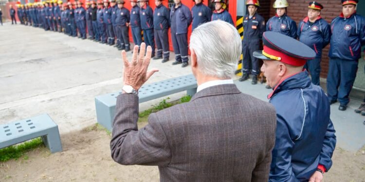 Juan de Jesús visitó el Cuartel de Bomberos de Mar de Ajó para saludarlos en su día
