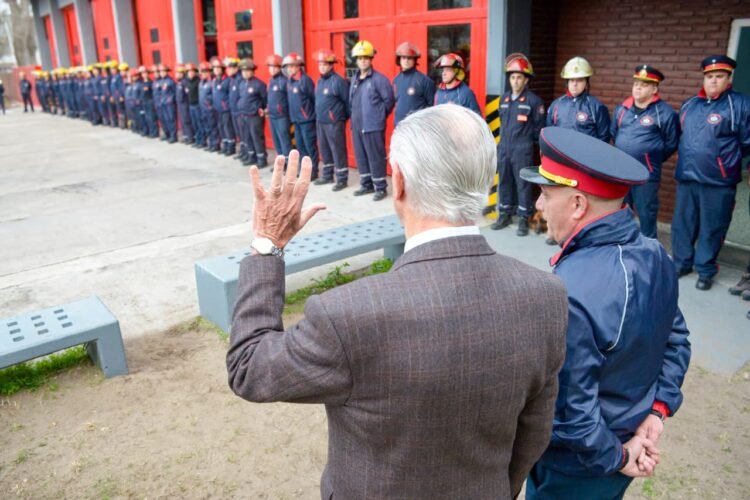 Juan de Jesús visitó el Cuartel de Bomberos de Mar de Ajó para saludarlos en su día