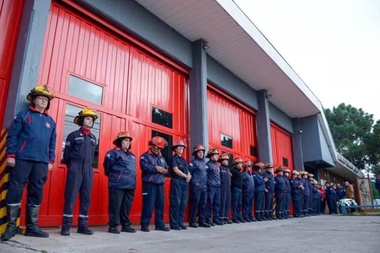 Juan de Jesús visitó el Cuartel de Bomberos de Mar de Ajó para saludarlos en su día