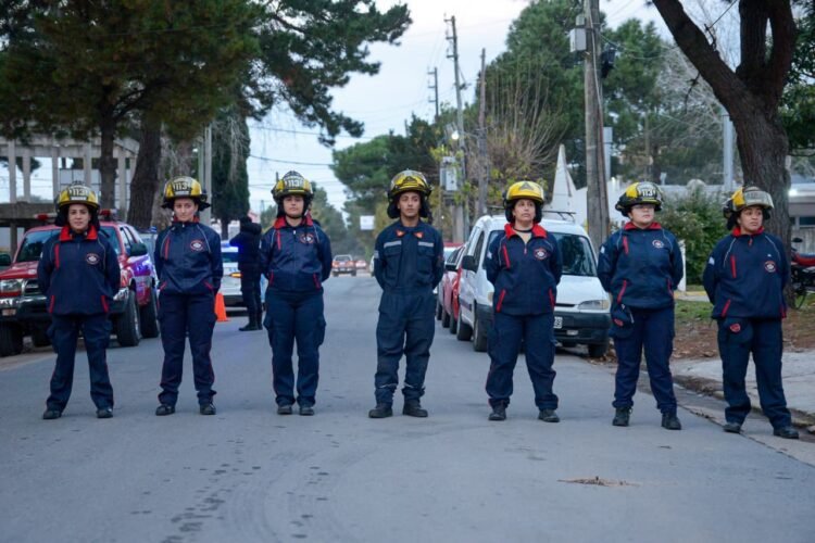 Juan de Jesús visitó el Cuartel de Bomberos de Mar de Ajó para saludarlos en su día