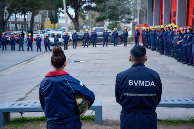 Juan de Jesús visitó el Cuartel de Bomberos de Mar de Ajó para saludarlos en su día