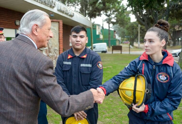 Juan de Jesús visitó el Cuartel de Bomberos de Mar de Ajó para saludarlos en su día