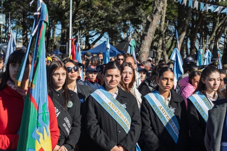En una emotiva jornada, 200 chicas y chicos prometieron lealtad a la Bandera
