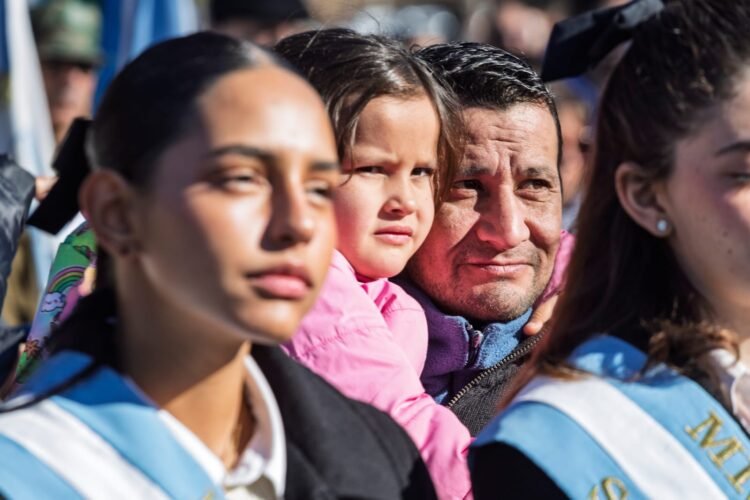 En una emotiva jornada, 200 chicas y chicos prometieron lealtad a la Bandera
