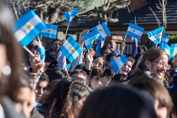 En una emotiva jornada, 200 chicas y chicos prometieron lealtad a la Bandera