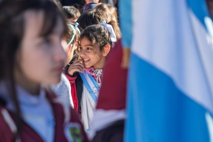 En una emotiva jornada, 200 chicas y chicos prometieron lealtad a la Bandera