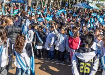 En una emotiva jornada, 200 chicas y chicos prometieron lealtad a la Bandera