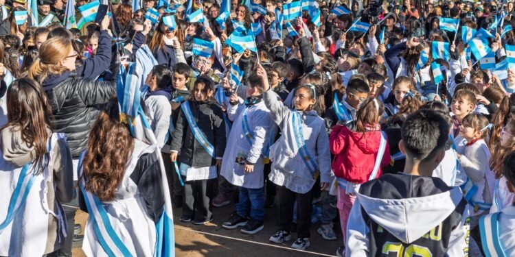 En una emotiva jornada, 200 chicas y chicos prometieron lealtad a la Bandera