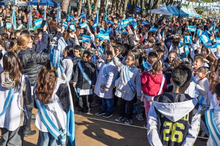 En una emotiva jornada, 200 chicas y chicos prometieron lealtad a la Bandera