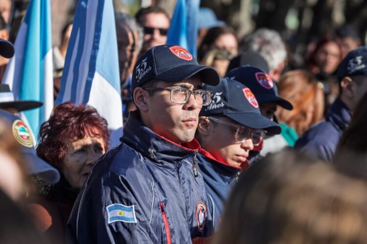 En una emotiva jornada, 200 chicas y chicos prometieron lealtad a la Bandera