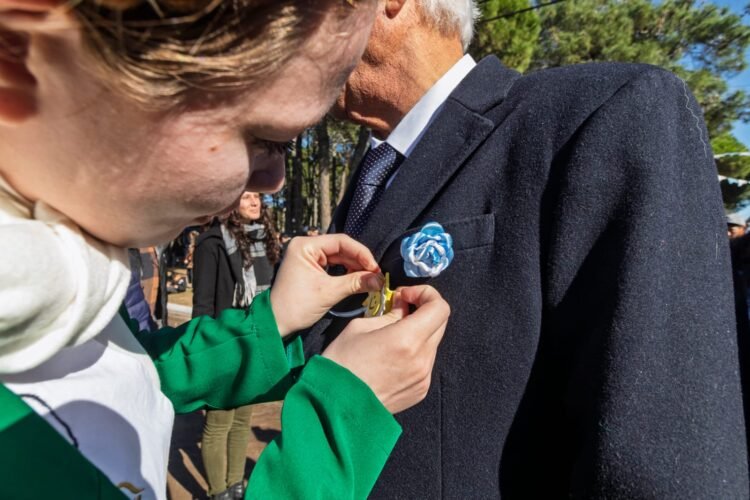 En una emotiva jornada, 200 chicas y chicos prometieron lealtad a la Bandera