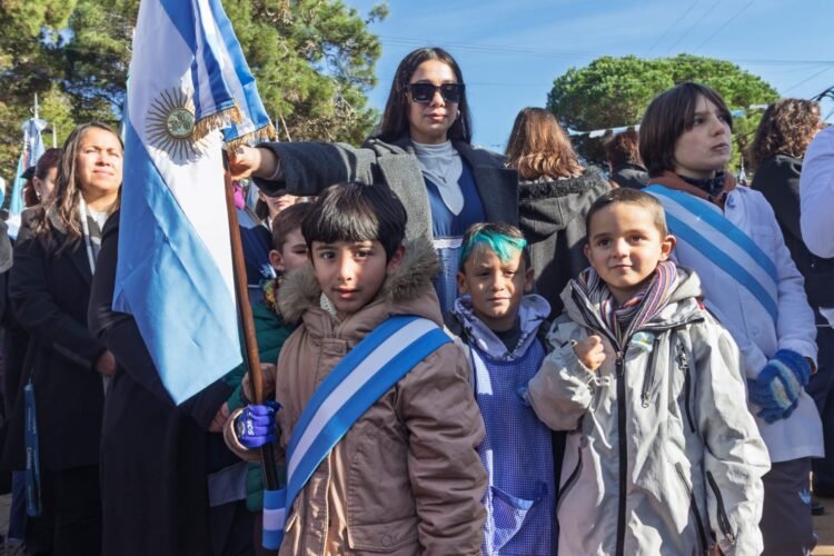 En una emotiva jornada, 200 chicas y chicos prometieron lealtad a la Bandera