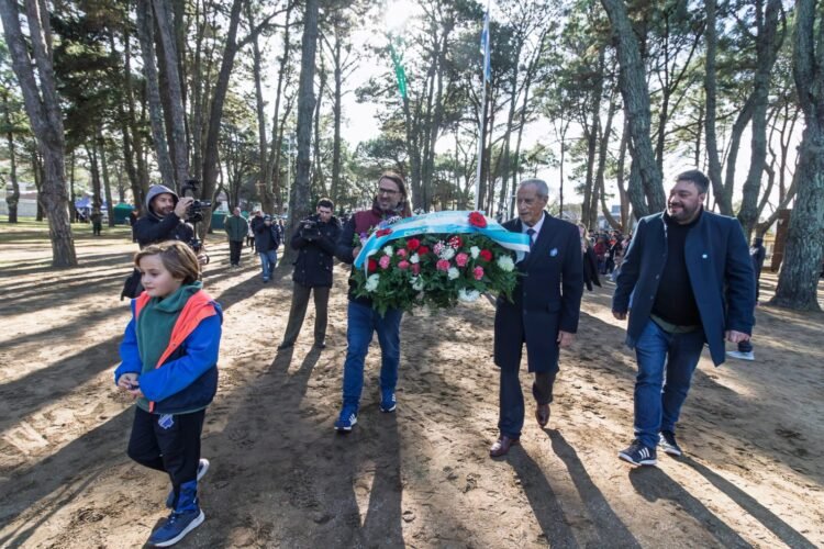 En una emotiva jornada, 200 chicas y chicos prometieron lealtad a la Bandera