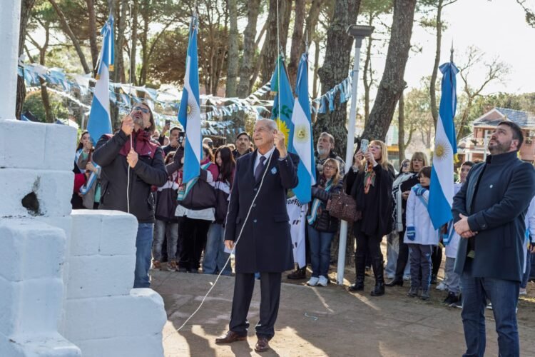 En una emotiva jornada, 200 chicas y chicos prometieron lealtad a la Bandera
