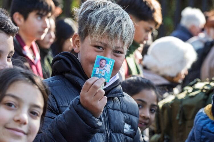 En una emotiva jornada, 200 chicas y chicos prometieron lealtad a la Bandera