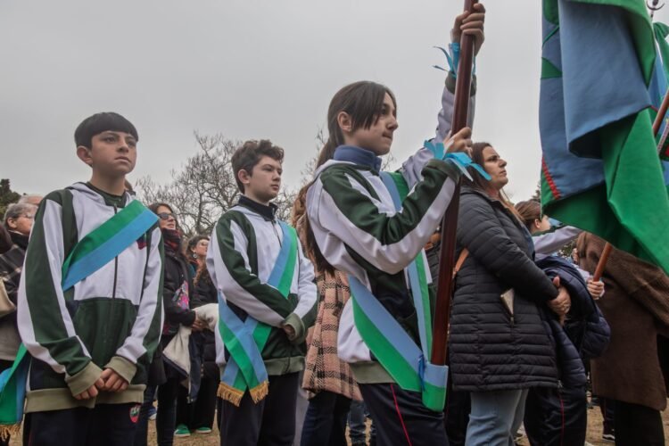 Una gran cantidad de vecinas, vecinos e instituciones celebraron el Día de la Independencia en La Costa