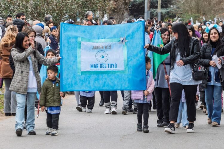Una gran cantidad de vecinas, vecinos e instituciones celebraron el Día de la Independencia en La Costa