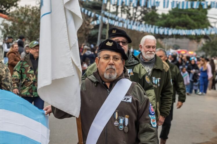Una gran cantidad de vecinas, vecinos e instituciones celebraron el Día de la Independencia en La Costa