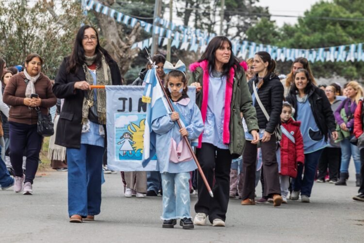 Una gran cantidad de vecinas, vecinos e instituciones celebraron el Día de la Independencia en La Costa