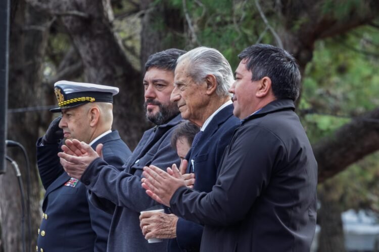 Una gran cantidad de vecinas, vecinos e instituciones celebraron el Día de la Independencia en La Costa