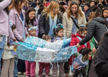 Una gran cantidad de vecinas, vecinos e instituciones celebraron el Día de la Independencia en La Costa