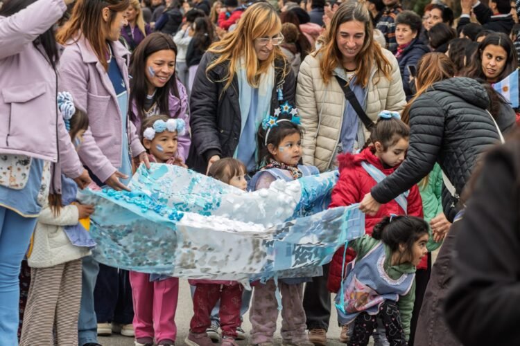 Una gran cantidad de vecinas, vecinos e instituciones celebraron el Día de la Independencia en La Costa