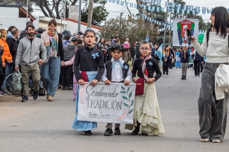 Una gran cantidad de vecinas, vecinos e instituciones celebraron el Día de la Independencia en La Costa