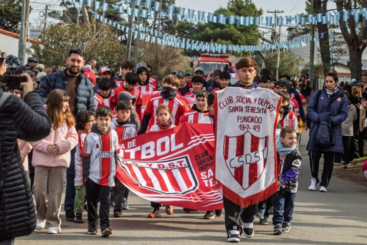 Una gran cantidad de vecinas, vecinos e instituciones celebraron el Día de la Independencia en La Costa
