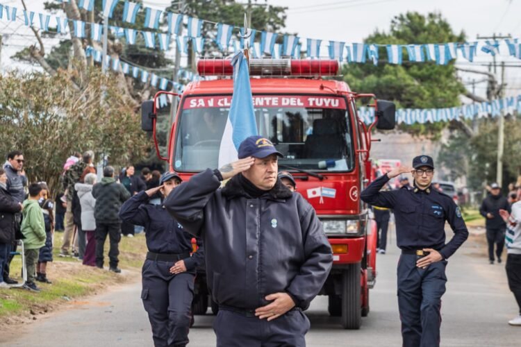 Una gran cantidad de vecinas, vecinos e instituciones celebraron el Día de la Independencia en La Costa