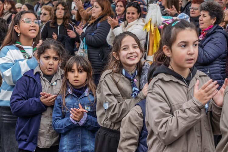 Una gran cantidad de vecinas, vecinos e instituciones celebraron el Día de la Independencia en La Costa