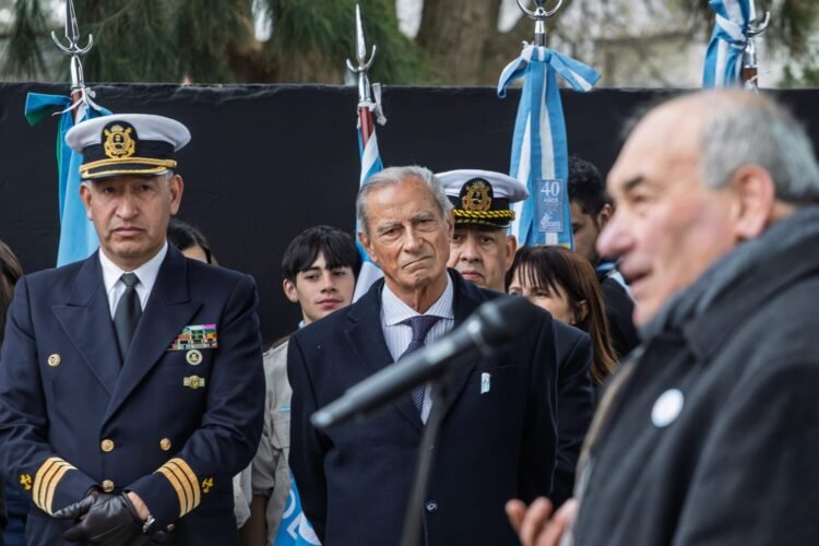 Una gran cantidad de vecinas, vecinos e instituciones celebraron el Día de la Independencia en La Costa
