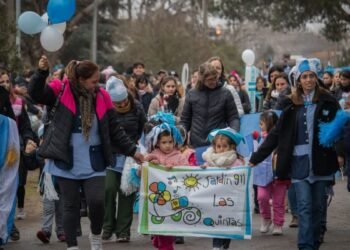 El Día de la Independencia se celebra con un acto, desfile, feria gastronómica, el pericón nacional y un patio de baile