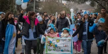 El Día de la Independencia se celebra con un acto, desfile, feria gastronómica, el pericón nacional y un patio de baile