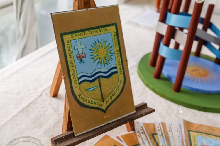 A 80 años de su fundación, Santa Teresita presentó los símbolos de su identidad