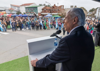 El Partido de La Costa conmemoró el 176° aniversario del paso a la inmortalidad del General José de San Martín con un acto realizado junto al monumento “El Libertador y el Mar”, en Mar de Ajó. La jornada reunió a vecinos, instituciones, establecimientos educativos, veteranos de Malvinas, fuerzas de seguridad, bomberos voluntarios y scouts, y culminó con el tradicional desfile del que participaron más de 70 instituciones de la comunidad.