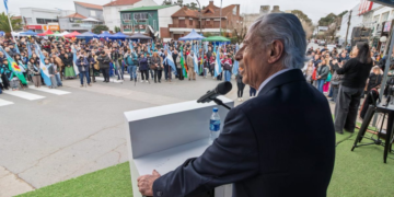 El Partido de La Costa conmemoró el 176° aniversario del paso a la inmortalidad del General José de San Martín con un acto realizado junto al monumento “El Libertador y el Mar”, en Mar de Ajó. La jornada reunió a vecinos, instituciones, establecimientos educativos, veteranos de Malvinas, fuerzas de seguridad, bomberos voluntarios y scouts, y culminó con el tradicional desfile del que participaron más de 70 instituciones de la comunidad.