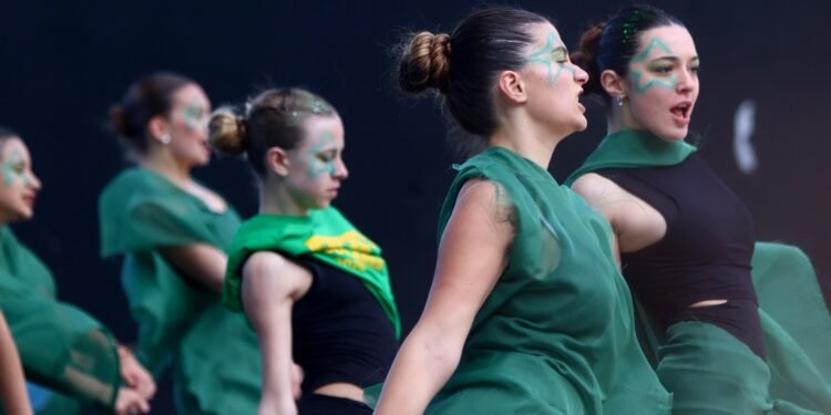 El color de las Olimpiadas Escolares con la fiesta de la danza, el Día del Estudiante y de la primavera